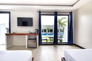 ein Hotelzimmer mit 2 Betten und Poolblick in der Unterkunft OHANA, Panglao Resort. in Panglao