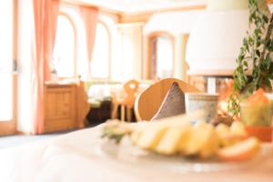 a plate of bananas on a table in a room at Villa Rier in Siusi