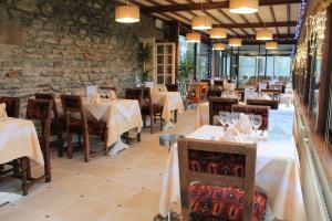 Un restaurante u otro lugar para comer en Manoir de la Roche Torin, The Originals Relais