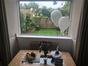 Un balcon sau o terasă la A Wee Cottage In Dunfermline