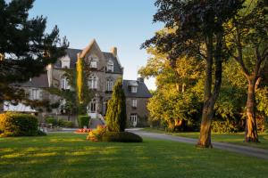 Un jardín fuera de Manoir de la Roche Torin, The Originals Relais