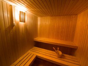 una pequeña sauna de madera con un jarrón. en Cumberland Resort & Spa, en Burnt Pine