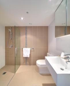 La salle de bains est pourvue d'une douche, de toilettes et d'un lavabo. dans l'établissement Zara Tower – Luxury Suites and Apartments, à Sydney