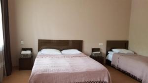 - une chambre avec 2 lits et 2 tables de chevet dans l'établissement Sunny Mountain House, à Kazbegi