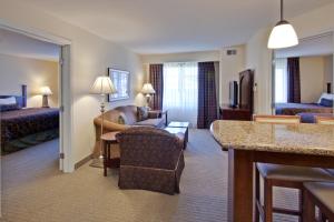 Gulta vai gultas numurā naktsmītnē Staybridge Suites Indianapolis-Carmel, an IHG Hotel