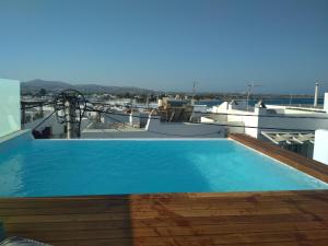 Poolen vid eller i närheten av Majestique of Naxos luxury suites