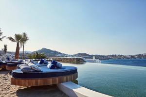 圣爱奥尼斯米科诺斯Katikies Mykonos - The Leading Hotels of the World的海滩上带一大堆枕头的游泳池