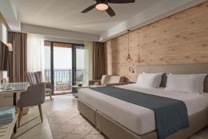 Кровать или кровати в номере Effect Algara Beach Resort - Ultra All Inclusive and Free Parking