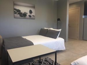 um quarto com duas camas e uma mesa em Rentalis Flat em Liège