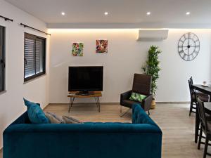 Een TV en/of entertainmentcenter bij Faro Clara Suites
