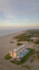 una vista aerea di un hotel sulla spiaggia di Meca Playa a Villa Gesell