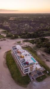 una vista aerea di un edificio sull'acqua di Meca Playa a Villa Gesell