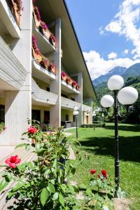 Un jardín fuera de Hotel Miage