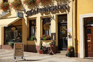 un magasin avec un panneau devant un bâtiment dans l'établissement Hotel-Pension zum Markt, à Torgau