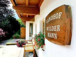 um sinal na lateral de um edifício em Landgasthof "Wilder Mann" em Innsbruck