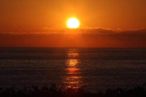 - un coucher de soleil sur l'océan et le ciel dans l'établissement Hotel Águas Vivas, à Caraguatatuba