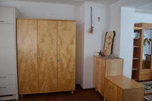 um quarto com um grande armário de madeira e uma mesa em Appartement Nischler em Wald im Pinzgau