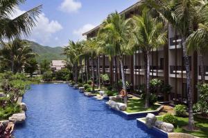 Peldbaseins naktsmītnē Pullman Sanya Yalong Bay Villas & Resort vai tās tuvumā