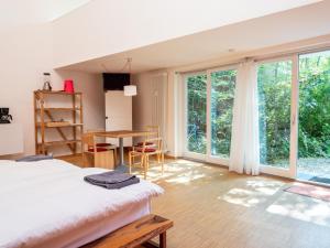 A bed or beds in a room at Darmstadt Loft