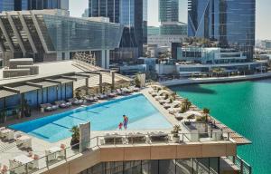 eine Luftansicht eines Pools auf der Spitze eines Gebäudes in der Unterkunft Four Seasons Hotel Abu Dhabi at Al Maryah Island in Abu Dhabi