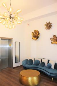 a living room with a blue couch and a table at City Hotel Bamberg in Bamberg