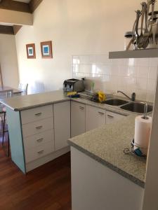 Dapur atau dapur kecil di The Beach Hut Avoca Beach NSW