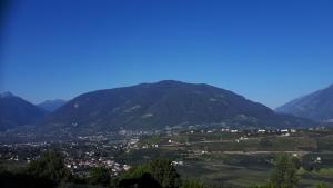 uma vista para um vale com montanhas ao fundo em Appartment Maria em Schenna