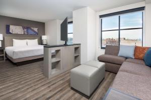 Un pat sau paturi într-o cameră la Hyatt House Chicago West Loop-Fulton Market