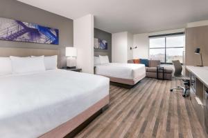 Un pat sau paturi într-o cameră la Hyatt House Chicago West Loop-Fulton Market