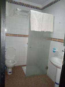 een badkamer met een toilet en een wastafel bij Hotel Darna in Rabat