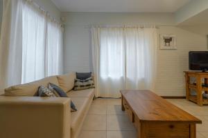 uma sala de estar com um sofá e uma mesa de centro em Valeria House Rental Suites em Valeria del Mar