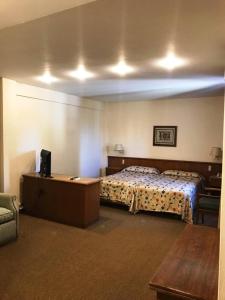 Una cama o camas en una habitación de Hotel Cervantes