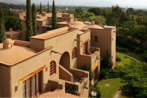 una vista aérea de una casa con árboles en Mision del Sol Resort & Spa Adults Only, en Cuernavaca