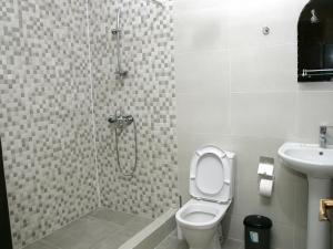 Kamar mandi di Two Towers Guest House