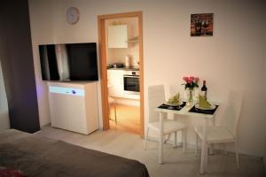 Una cocina o kitchenette en BUDGET APARTMENTS - SALZHAUSBLICK FERIENWOHNUNGEN - TOP INNENSTADT LAGE am SALZHAUS STADTZENTRUM mit HOTELBETTEN