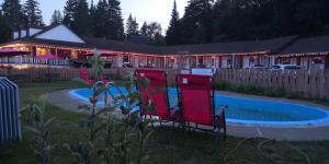 Бассейн в Motel Des Pays D'En Haut или поблизости