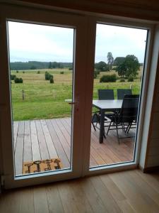 En balkong eller terrasse på La Roulotte Julyana