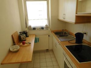 a small kitchen with a sink and a window at Wohnung im Herzen von Ettlingen in Ettlingen