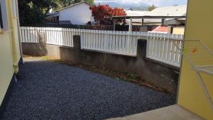 une clôture sur le côté d'une maison dans l'établissement LE SHANTI, à Saint-Pierre