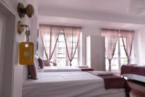 Cama ou camas em um quarto em 4U Lisbon Suites & Guesthouse VII Airport