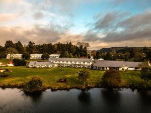 uma vista aérea de um grande edifício ao lado de uma massa de água em VR Rotorua Lake Resort em Rotorua