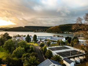 uma vista aérea de um campo de ténis e de um lago em VR Rotorua Lake Resort em Rotorua