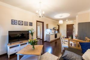 - un salon avec une table et une salle à manger dans l'établissement Rezidence Moser Apartments, à Karlovy Vary