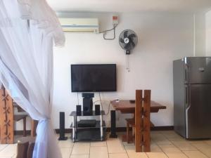 En TV eller et underholdningssystem på Bamburi Beach Studio Apartment B41