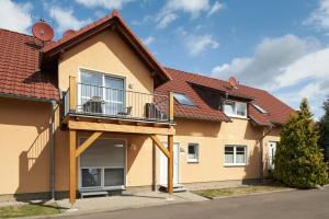 ein Haus mit einem Hund auf einem Balkon in der Unterkunft Ferienwohnungen "Am Waidweg" in Bad Langensalza