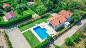 una vista aérea de una casa con piscina en Villa Mirna, en Mostar