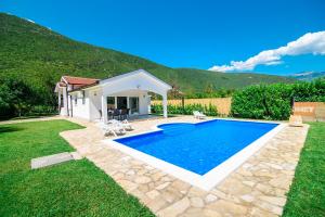 una piscina en el patio de una casa en Villa Mirna, en Mostar