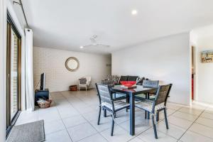 En sittgrupp på 2 Bedroom Unit Mooloolaba- Walk to the Beach