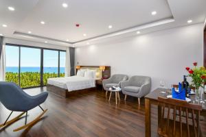 1 dormitorio con 1 cama, 2 sillas y mesa en DANA RESIDENCE, en Da Nang