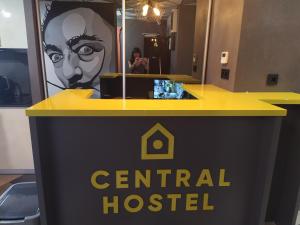 Ett certifikat, pris eller annat dokument som visas upp på Central Hostel